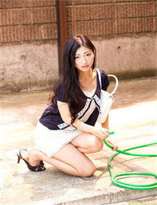 《一女多男 纯肉公车黑人-男生说捅爆你的甜甜圈》